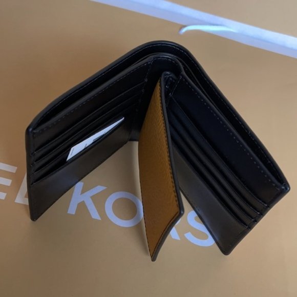 Michael Kors Men`s Cooper Pebbled Leather Billfold Wallet With Passcase - Picture 5 of 16